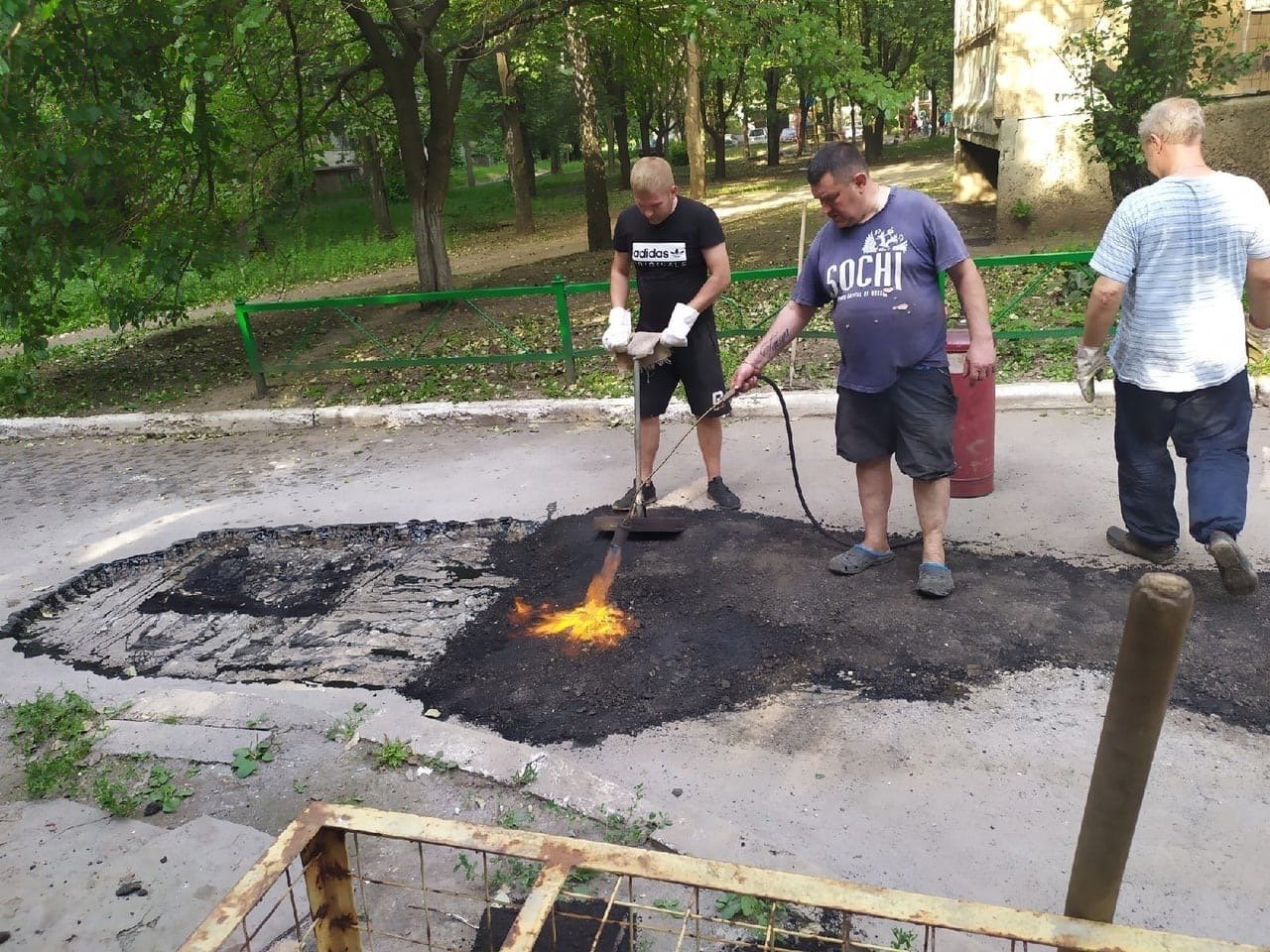 «До чего дожили, как же больно и стыдно»: дончане сами начали ремонтировать дороги, - ФОТО, фото-2