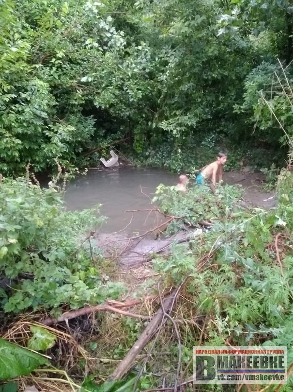 Прорыв водопровода в Макеевке: в образовавшемся «пруду» купаются дети, - ФОТОФАКТ