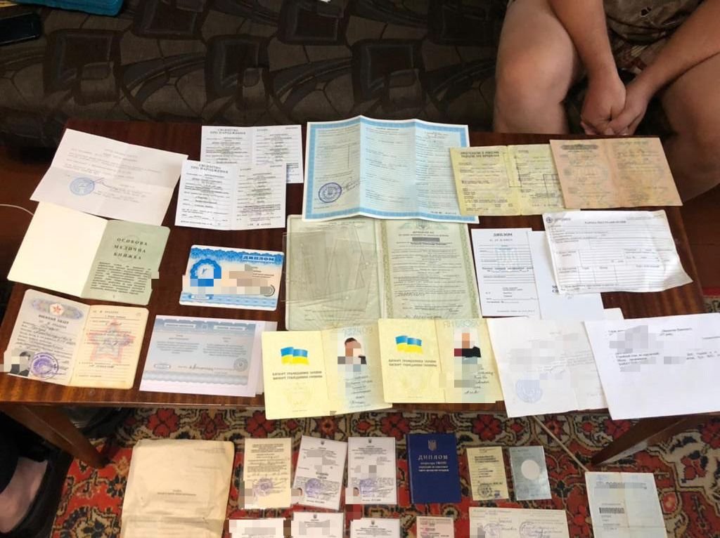 Подделывали документы «Л/ДНР» и РФ: в Харькове задержаны злоумышленники, - ФОТО, фото-4