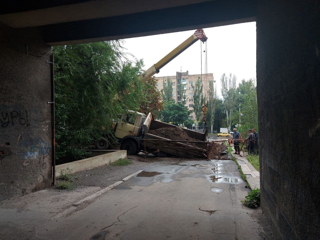 В оккупированном Донецке в яму провалился самосвал,- ФОТО