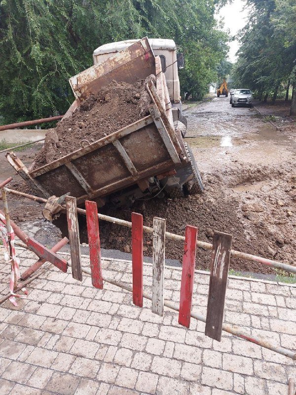 В оккупированном Донецке в яму провалился самосвал,- ФОТО, фото-2