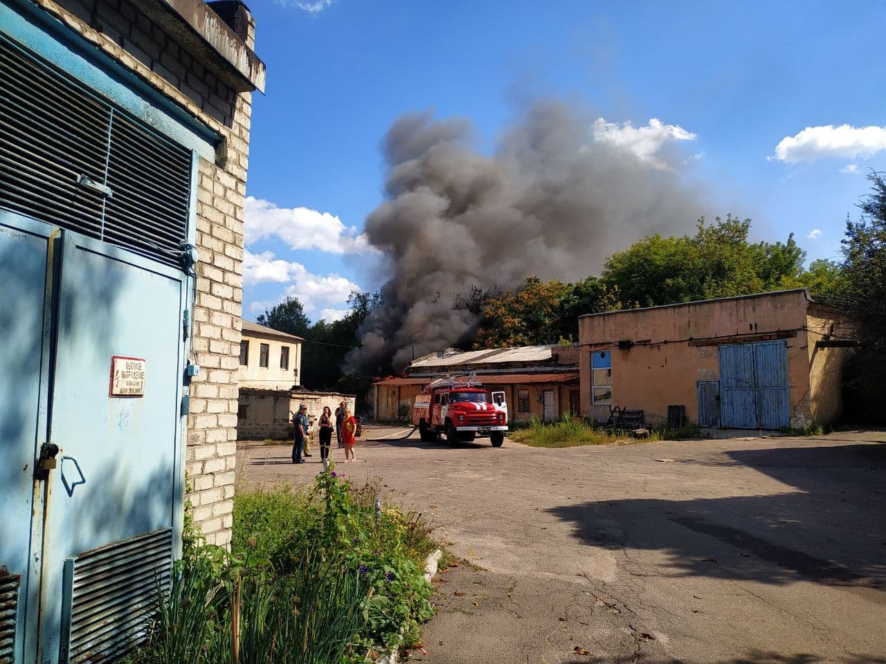 В Донецке выгорел цех матрасов на швейной фабрике, - ФОТО