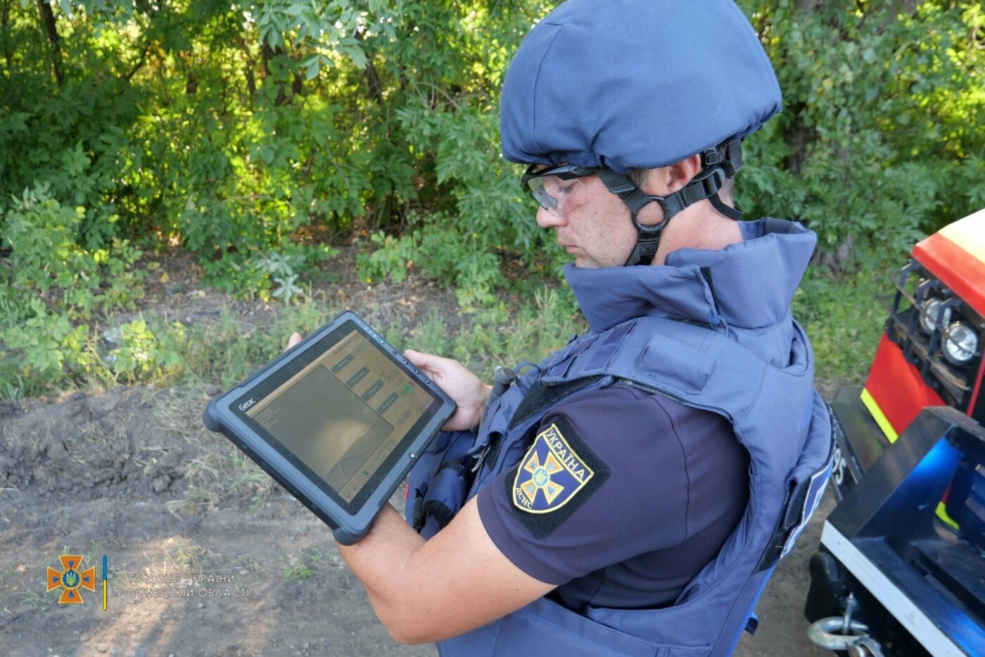 Саперы обезвредили боеприпас на трассе под Волновахой, - ФОТО, фото-2
