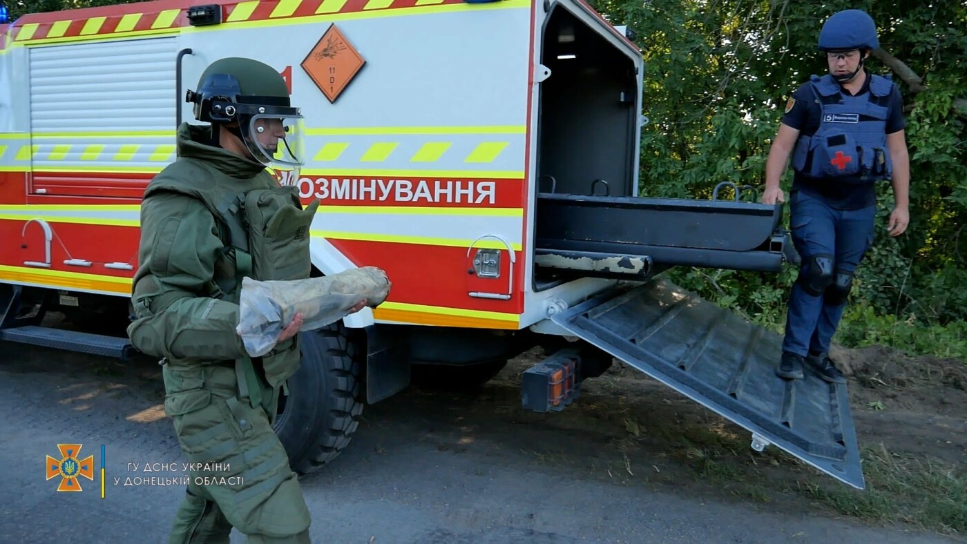 Саперы обезвредили боеприпас на трассе под Волновахой, - ФОТО, фото-3