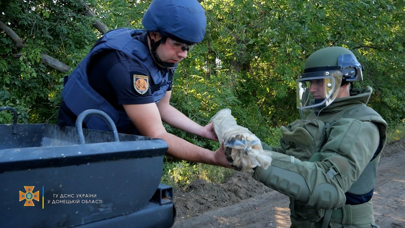 Саперы обезвредили боеприпас на трассе под Волновахой, - ФОТО, фото-6
