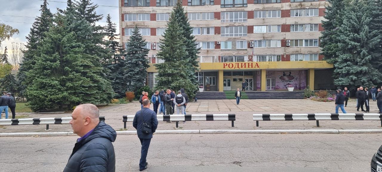 Привезли палатки и дрова: боевики заблокировали горловский офис ОБСЕ, - ФОТО