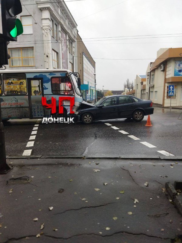 В Донецке автобус на «зебре» столкнулся с легковушкой, - ФОТО
