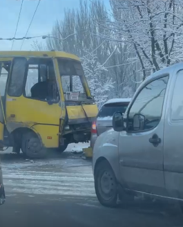 В Донецке в ДТП попали еще 2 маршрутки: остановлено движение троллейбусов, - ФОТО