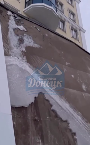 В Донецке обвалился козырек в бывшей гостинице 