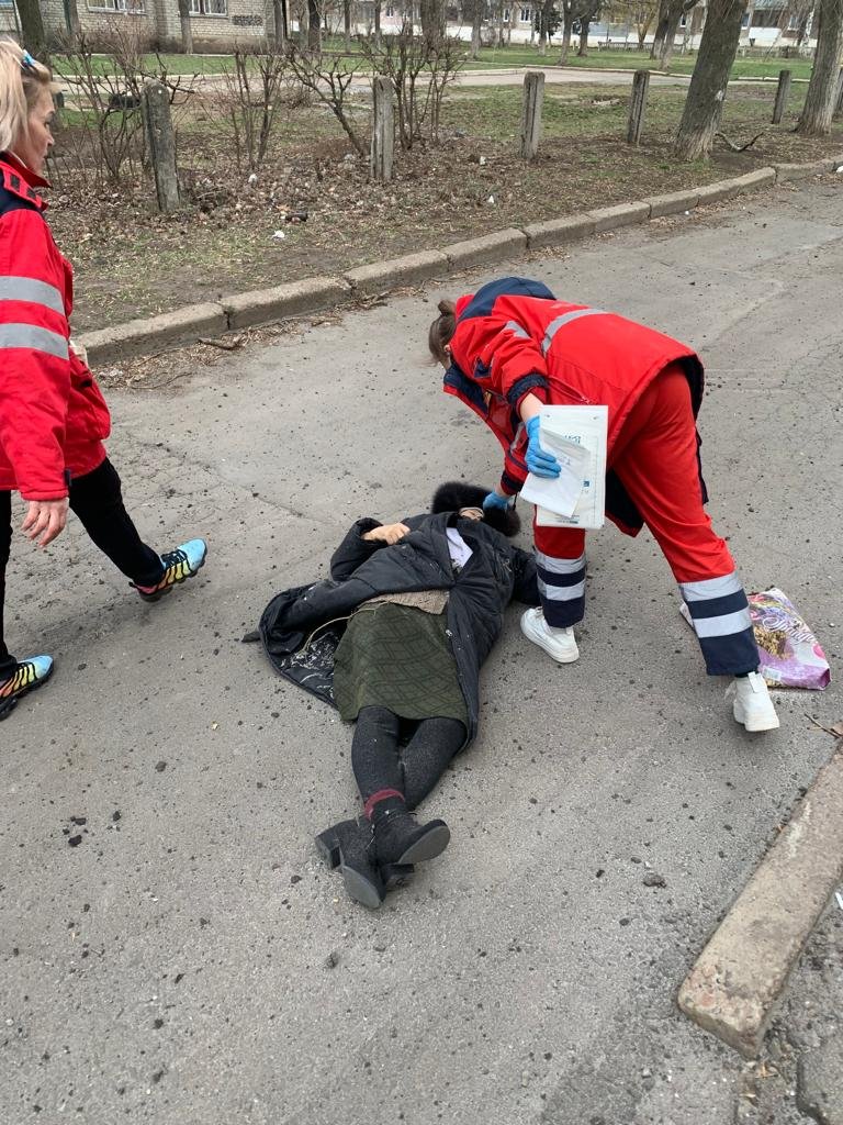 На Донеччині рашисти з «Градів» обстріляли місто роздачі гуманітарки: загинули двоє людей, - ФОТО