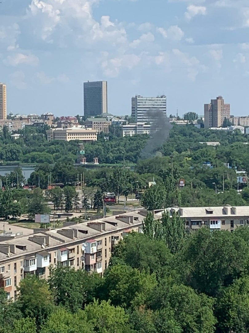 ЗСУ знищили склад боєприпасів окупантів у Донецьку: місто окутав чорний дим, - ФОТО, ВІДЕО