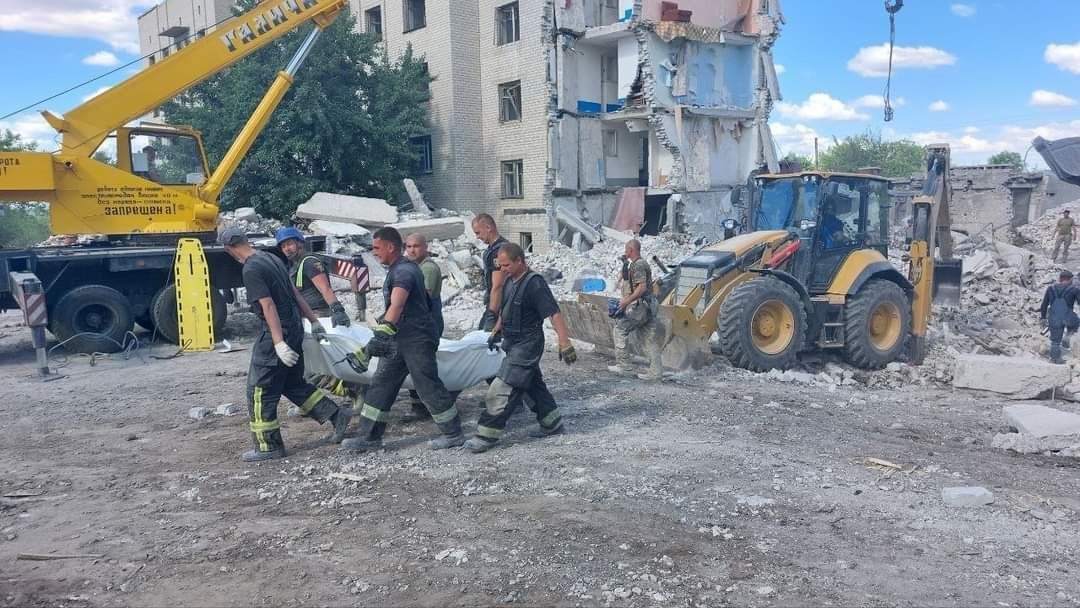 Кількість жертв російського обстрілу будинку у Часів Яру збільшилась до 45 людей, - ФОТО