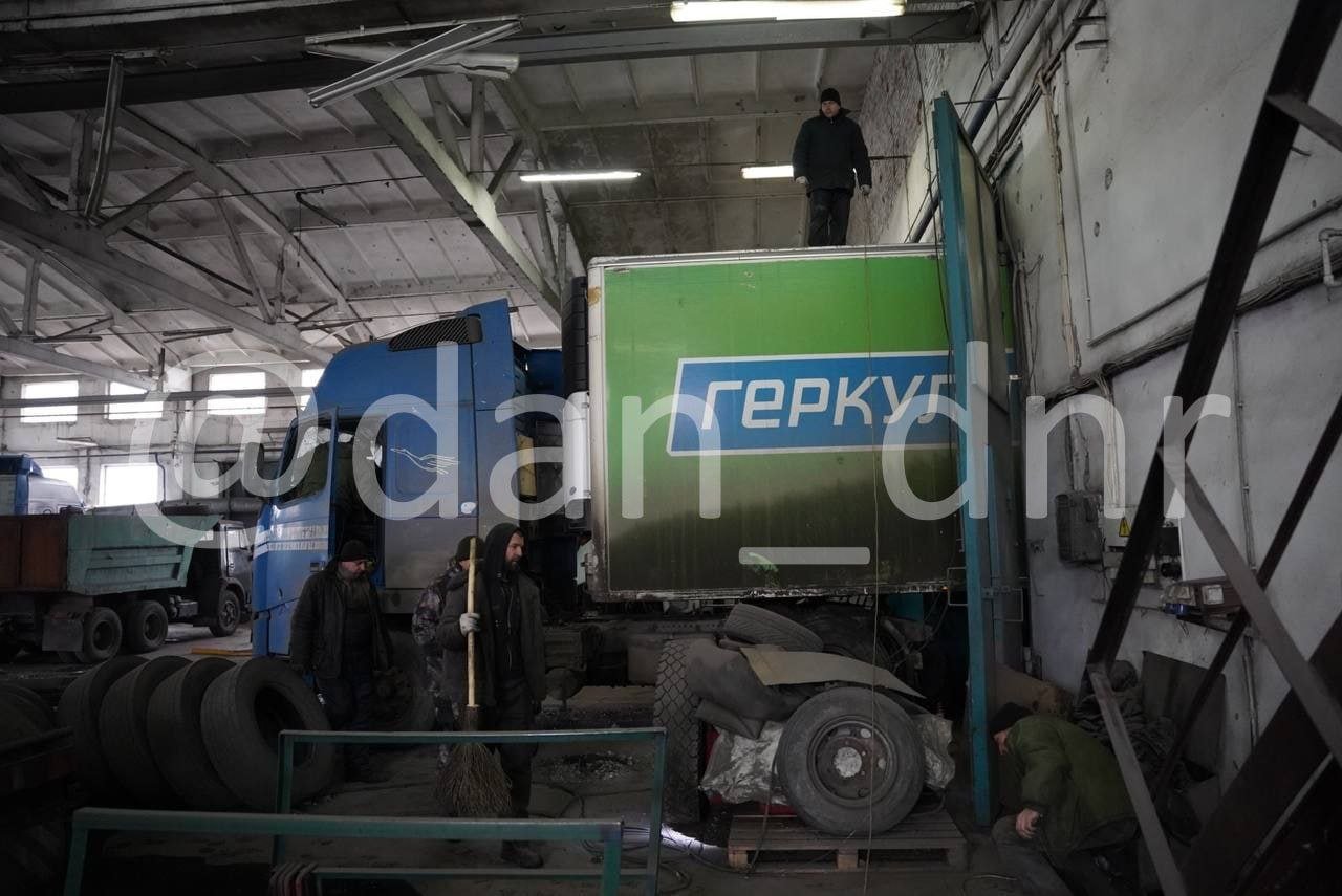 У Донецьку обстріляно ремонтну базу 