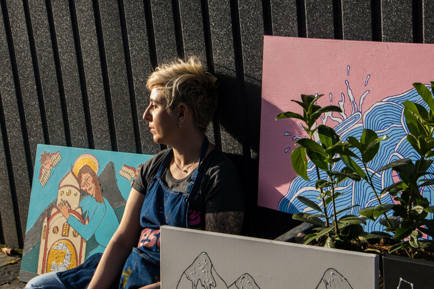 Олена Каїнська у Сваляві під час роботи над картинами