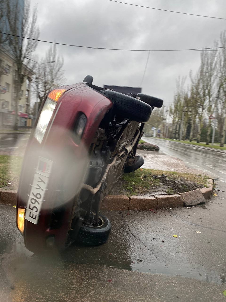 У центрі Донецька перекинулася автівка - ФОТОФАКТ