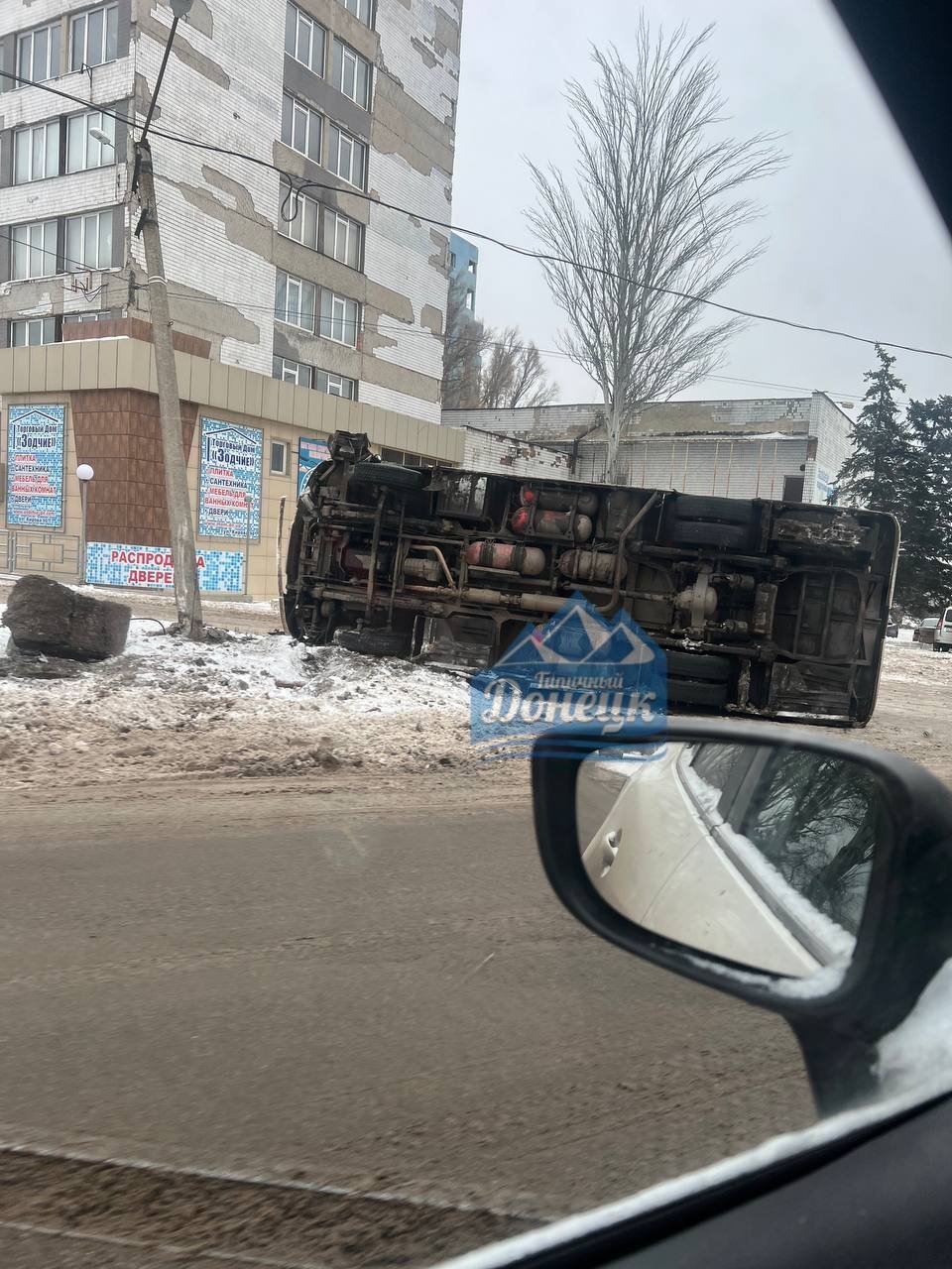 В Донецке перевернулся автобус с пассажирами: люди пытались выбить окна,  чтобы выйти, - ФОТО, ВИДЕО | Новости