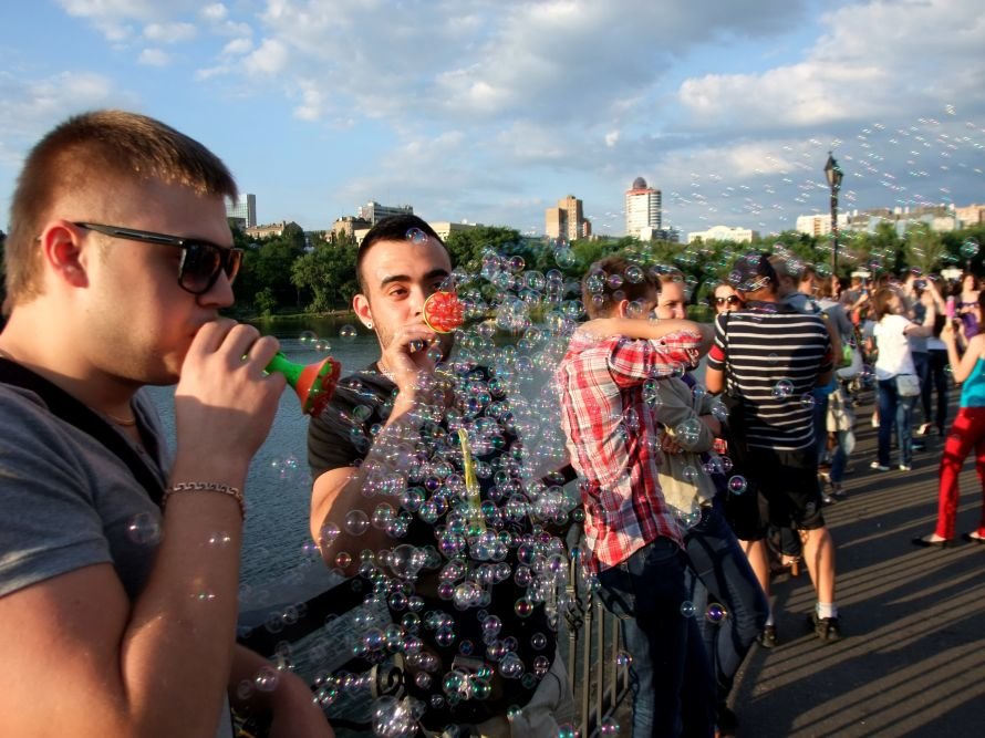 В донецком парке одновременно запустили тысячи мыльных пузырей (фото) (фото) - фото 8