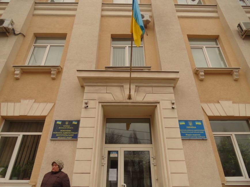 В Жовтневой райадминистрации прекращает свою работу мариупольский  пункт выдачи пропусков на донецкое направление (ФОТОФАКТ) (фото) - фото 1