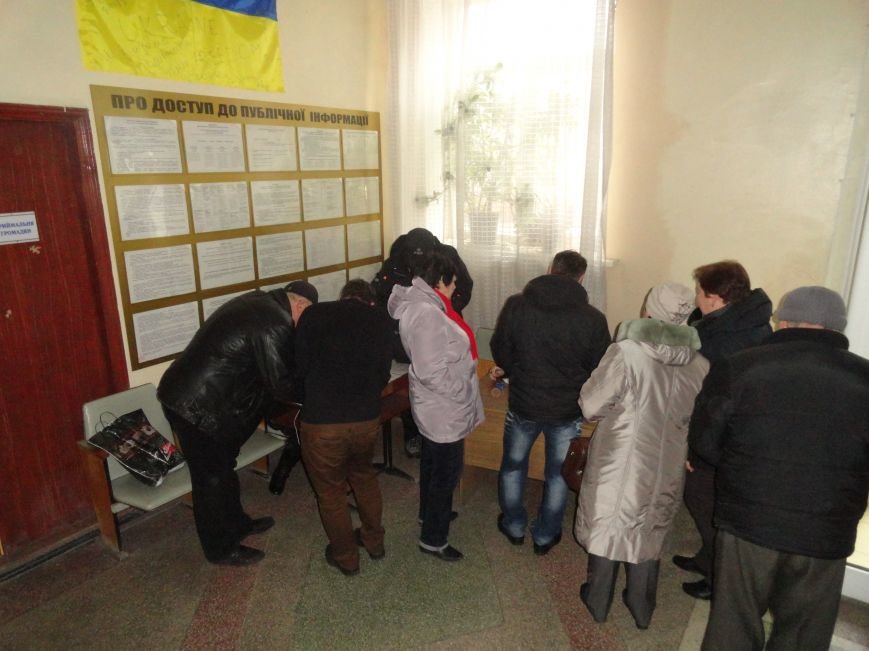 В Жовтневой райадминистрации прекращает свою работу мариупольский  пункт выдачи пропусков на донецкое направление (ФОТОФАКТ) (фото) - фото 1