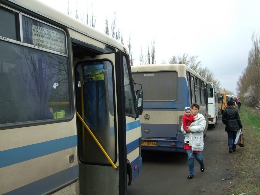 В Донецкой  области, чтобы выехать из «ДНР» приходится стоять в многокилометровой очереди (ФОТО) (фото) - фото 1