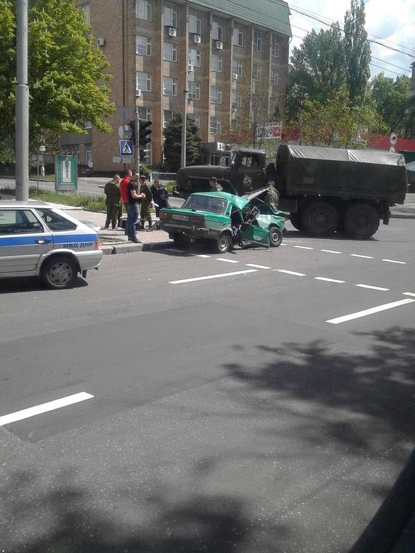 В центре Донецка грузовик боевиков «ДНР» раздавил «Жигули» (ФОТО) (фото) - фото 1