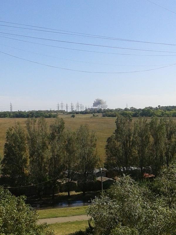 На окраине Донецка после сильного взрыва поднялось облако черного дыма (ФОТО) (фото) - фото 1