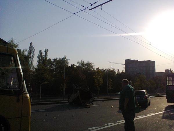 В Донецке «Крайслер» с боевиками перевернул «девятку» и протаранил троллейбус (ФОТО) (фото) - фото 1