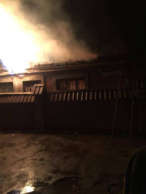 В Донецке в результате артобстрела загорелось два дома (ФОТО) (фото) - фото 4