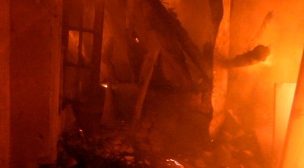 В Донецке в результате артобстрела загорелось два дома (ФОТО) (фото) - фото 2