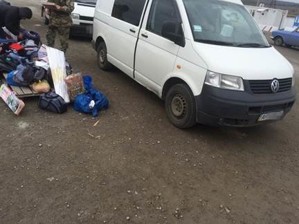 В Донецкой области на КПВВ задержали автомобиль с валютой и накротиками (ФОТО) (фото) - фото 2 В Донецкой области на КПВВ задержали автомобиль с валютой и накротиками (ФОТО) (фото) - фото 2