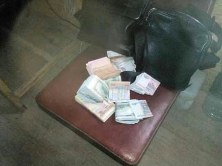 В Донецкой области на КПВВ задержали автомобиль с валютой и накротиками (ФОТО) (фото) - фото 1 В Донецкой области на КПВВ задержали автомобиль с валютой и накротиками (ФОТО) (фото) - фото 1