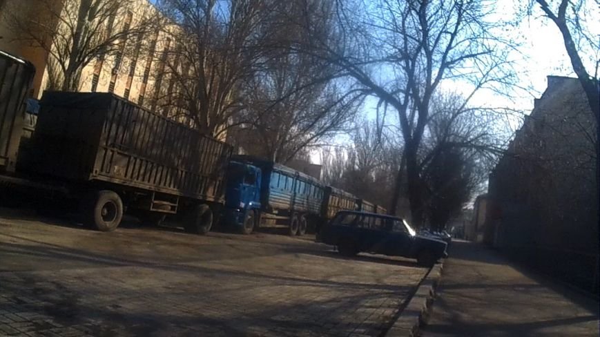 В центр Донецка под усиленной охраной прибыло около двадцати груженых КамАЗов (фото) - фото 1
