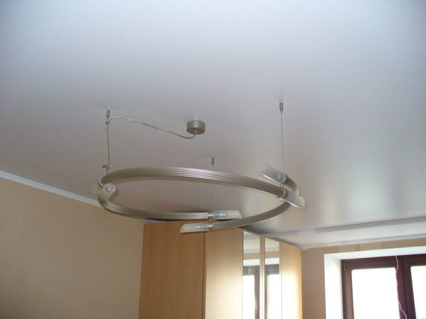 satinovi_natyazhnoy_potolok_12