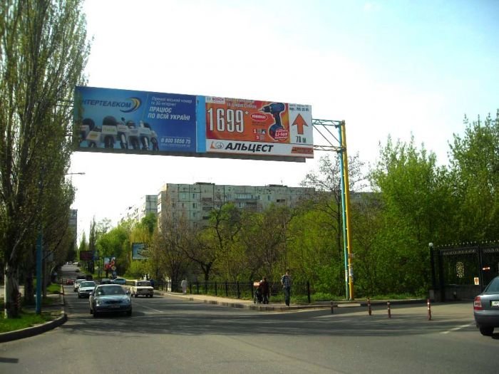100А ул.Марии Ульяновой, ресторан Шуры муры, к пр.Ильича, правый